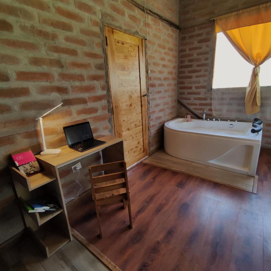 Bed and Breakfast El Castillo Del Lobo Pululahua à Quito Extérieur photo